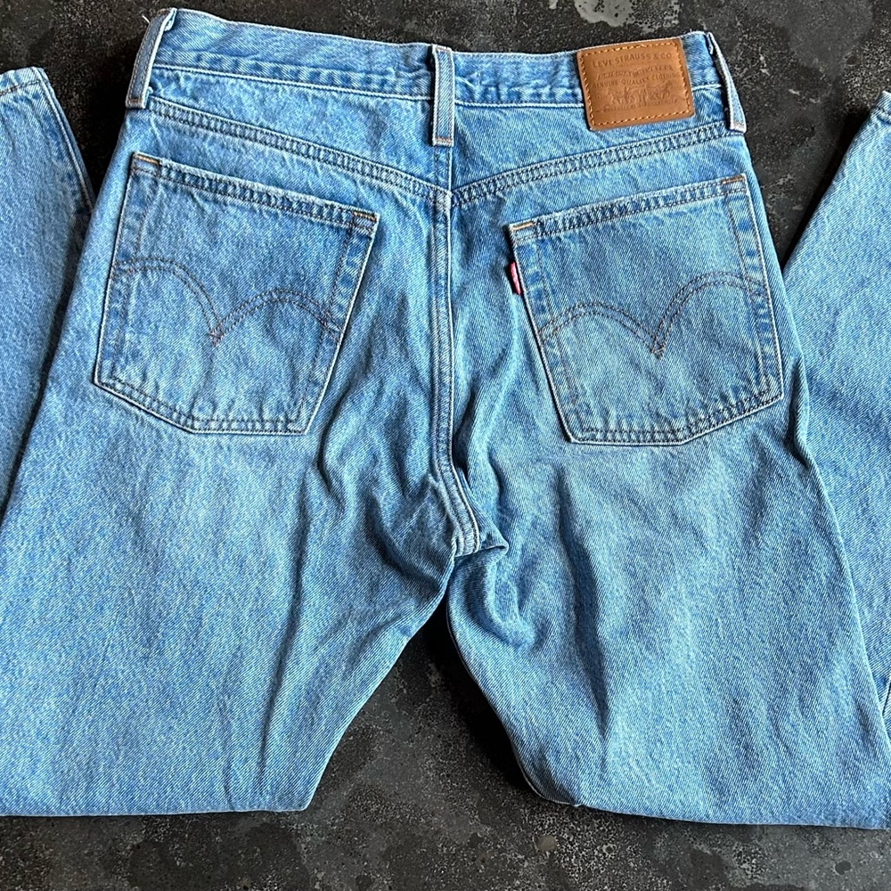 Levi’s | Premium Wedgie Ankle Jean - Picture 9 of 12